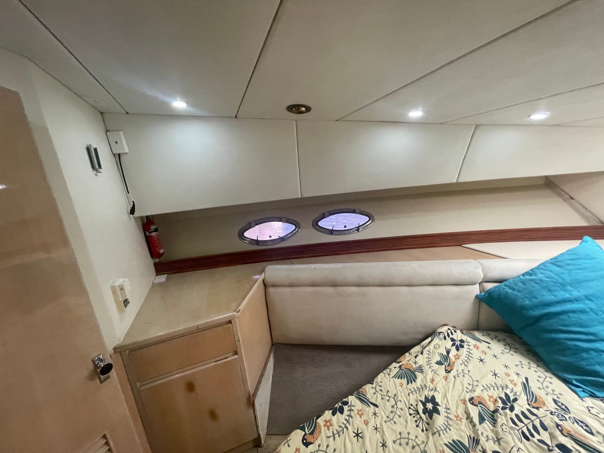Guest cabin — portlights & settee