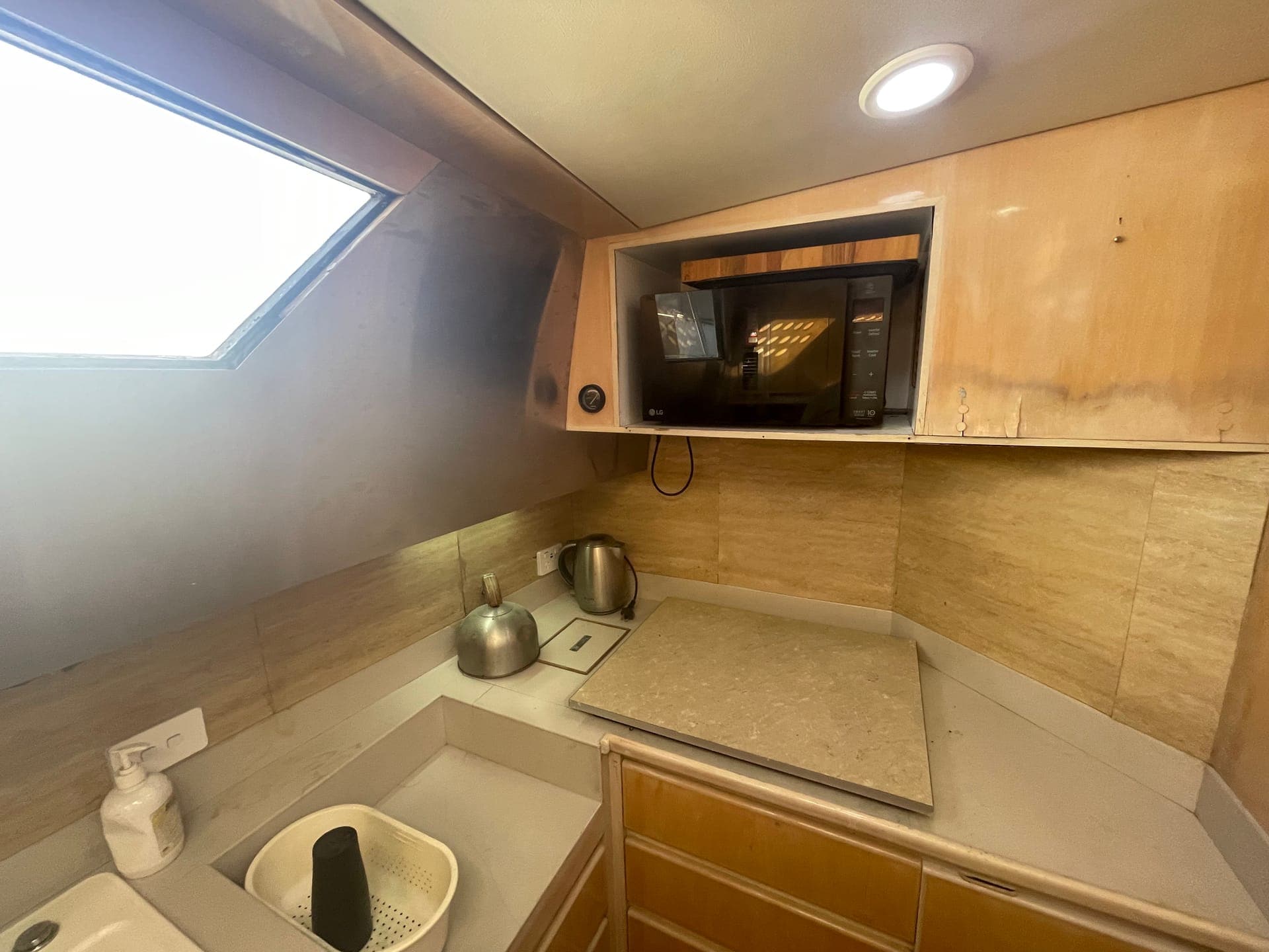 Galley — cooktop & microwave