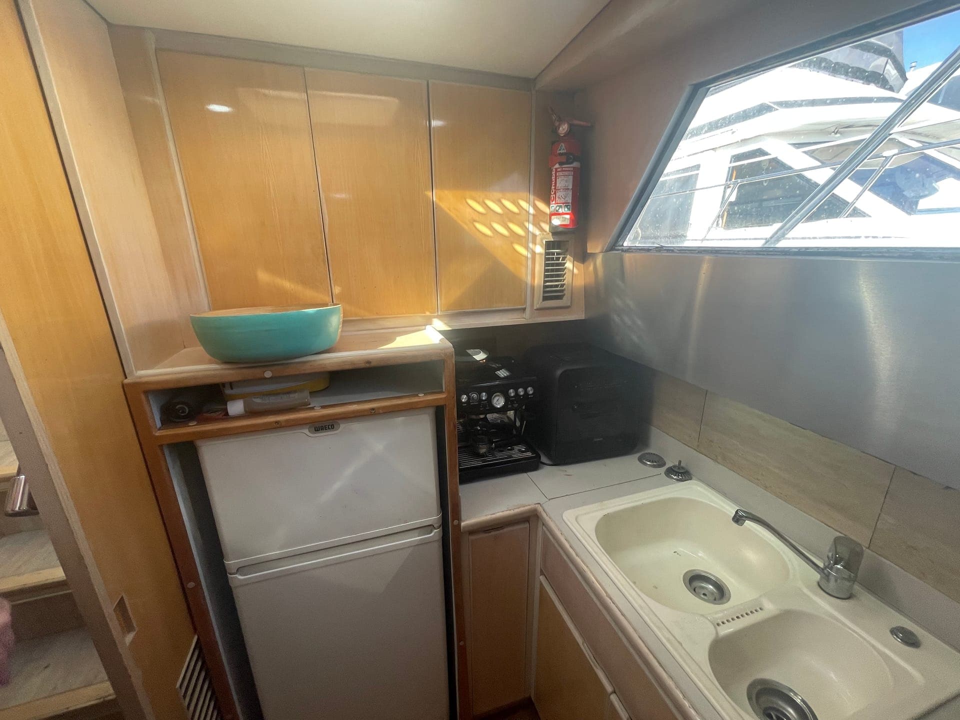 Galley — fridge/freezer, coffee machine & sink