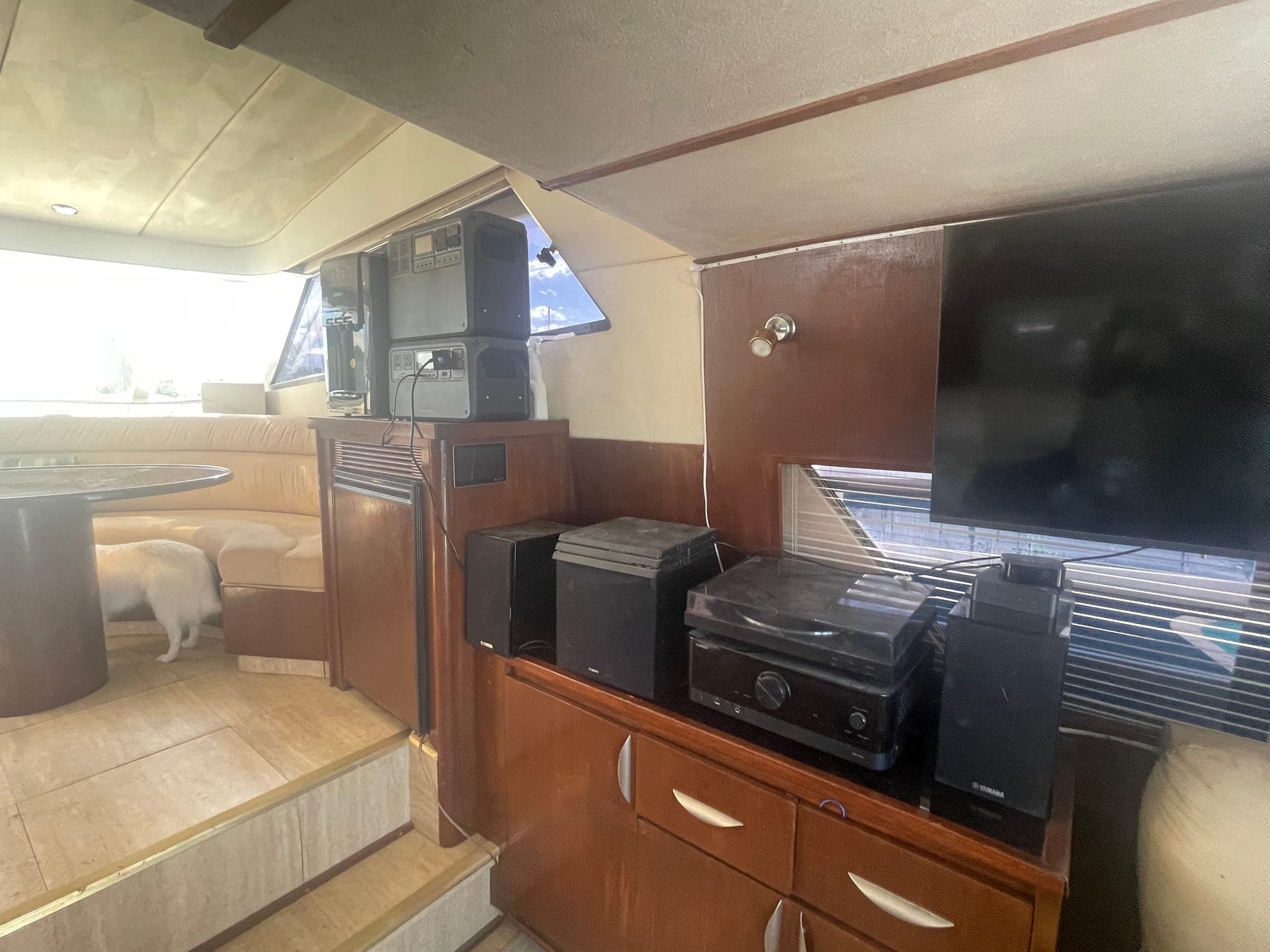 Saloon — entertainment system & TV
